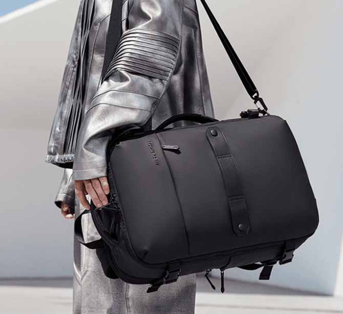 Arctic Hunter messenger bag held by model